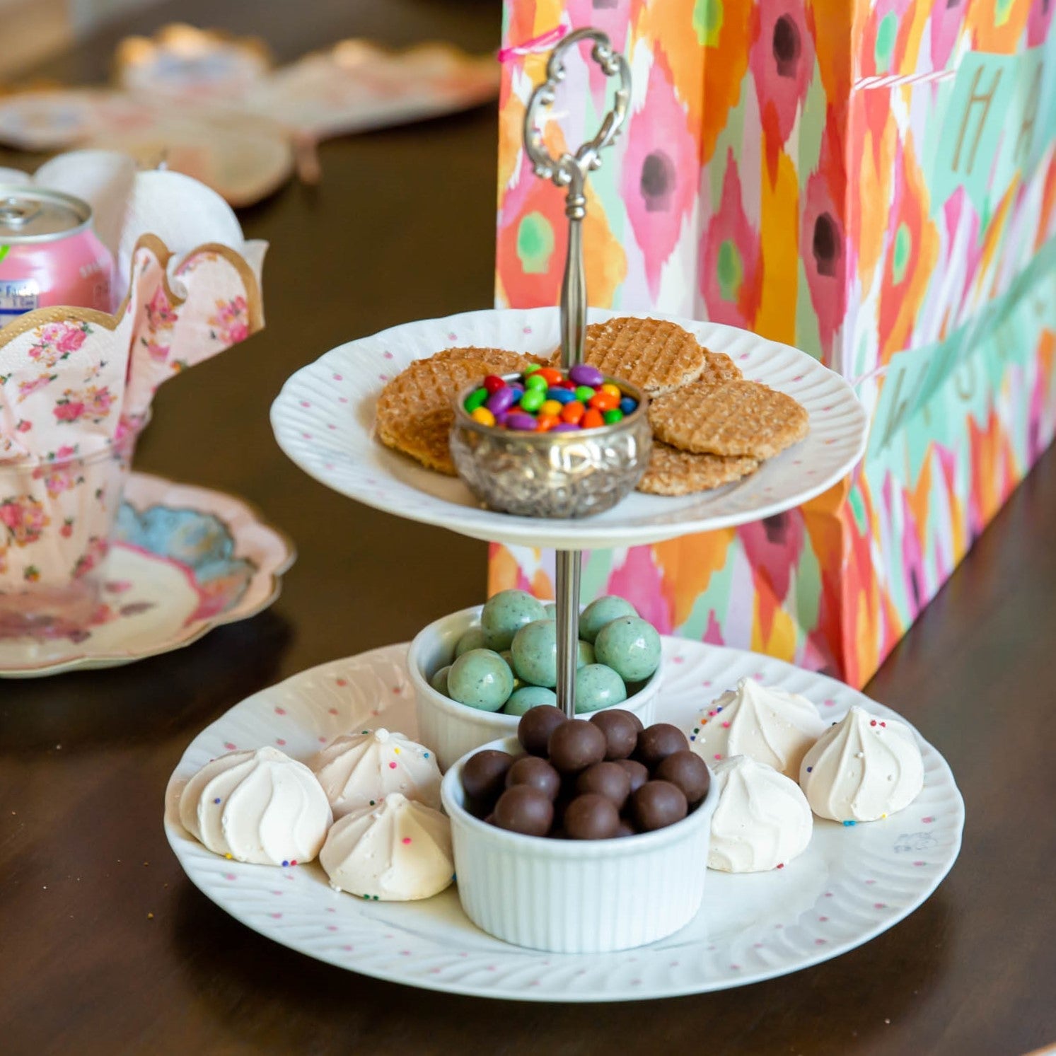 Dubbele Laag Deegvak, Gouden Decoratieve Lade, Gladde Apperance Cupcake Standaard Koper Materiaal Cake Display met Handgreep voor (Uitgeholde verticale korrel Dubbele Laag Deegvak, Gouden Decoratieve Lade, Gladde Apperance Cupcake Standaard Koper Materiaal Cake Display met Handgreep voor (Uitgeholde verticale korrel