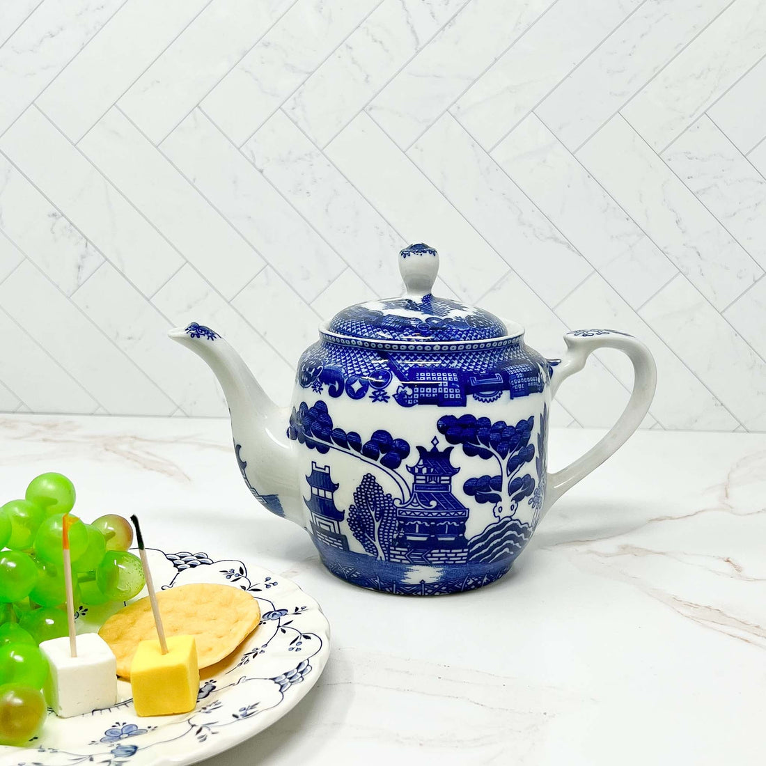 https://thebrooklynteacup.com/cdn/shop/products/gracious-teapot-236521_1100x.jpg?v=1675290535